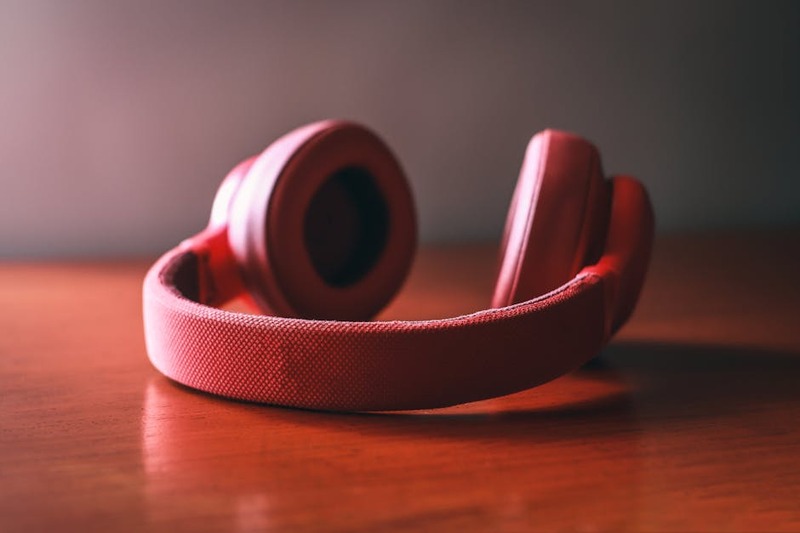 HyperX Cloud III Wireless headset focusing on its comfortable earcups and robust build